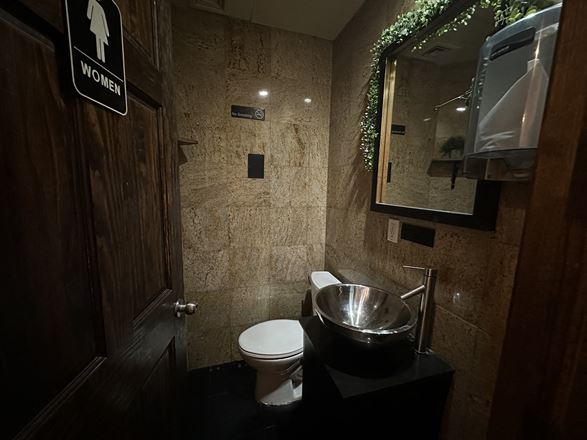 325 W 42nd St