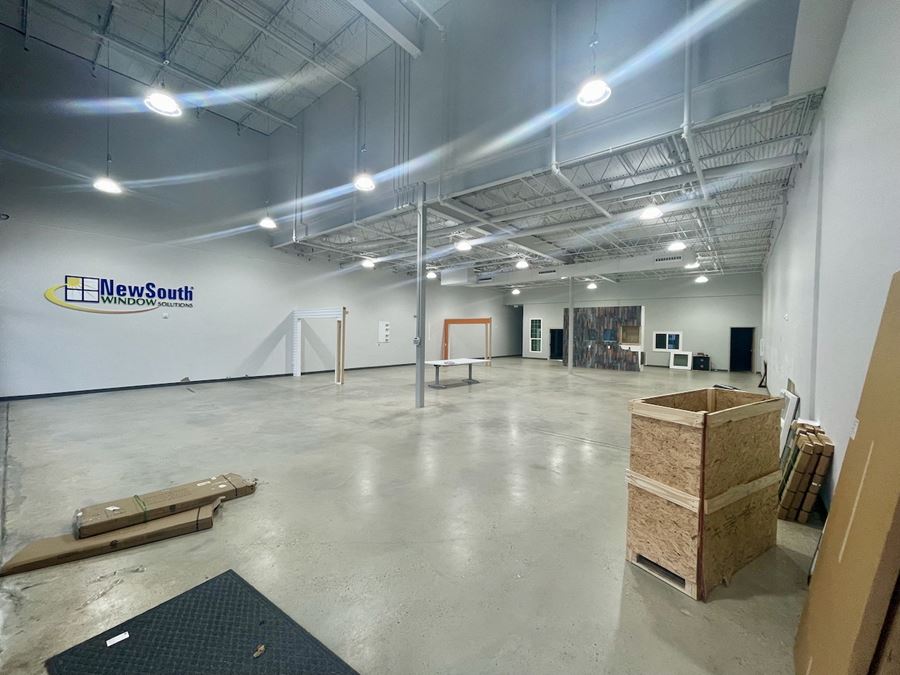 Retail Showroom/Warehouse Sublease