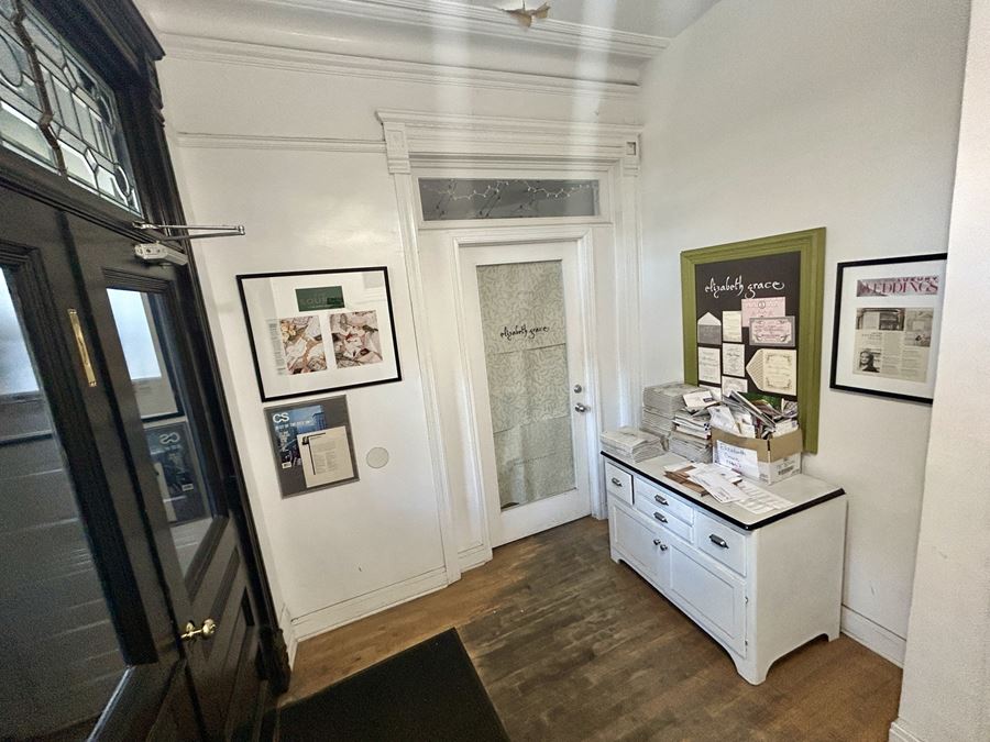 2438 N Clark - +/- 1,750 SF Commercial Space for Lease