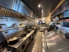 2,740 SF Restaurant Building For Sale on South Glenstone