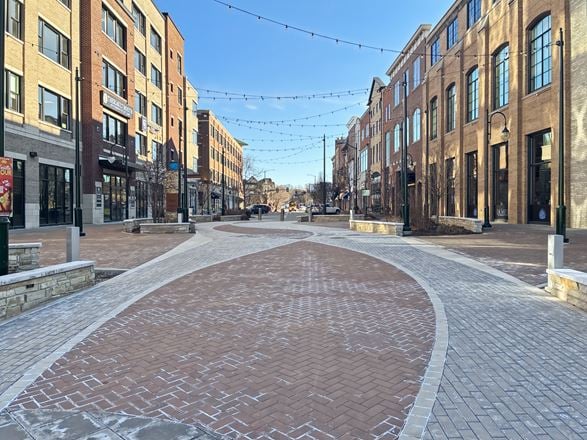 IL, St Charles - The Plaza