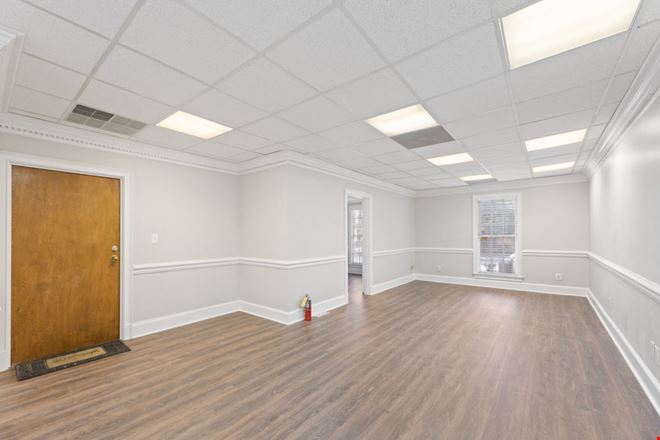 8046 Roswell Rd