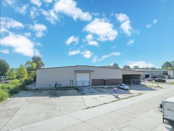 ±19,656 SF Office/Warehouse With Dock High Access