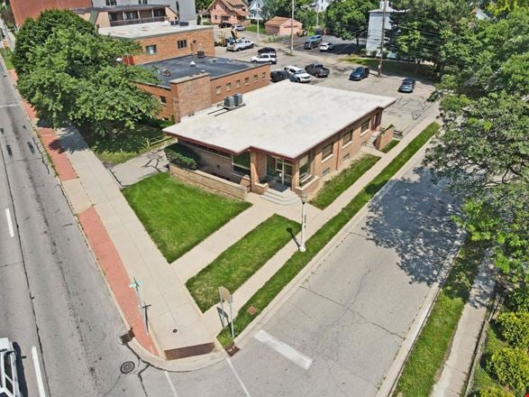 933 E Grand River Ave
