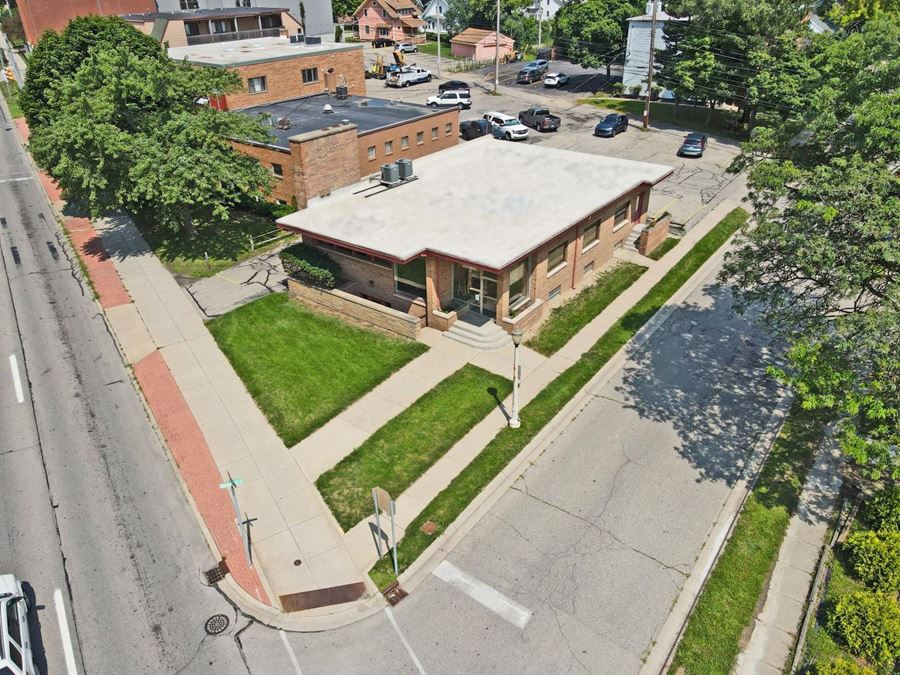 933 E Grand River Ave