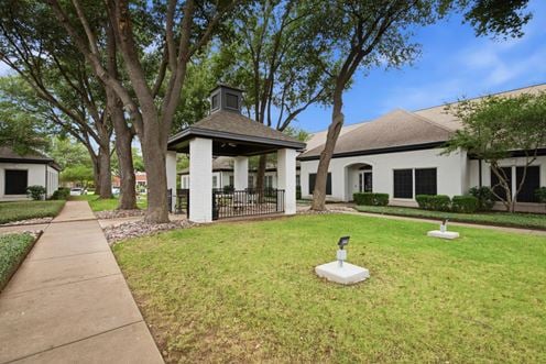 2555-2557 SW Grapevine Pkwy
