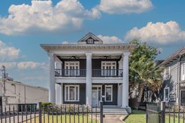 214 E Ashby Pl