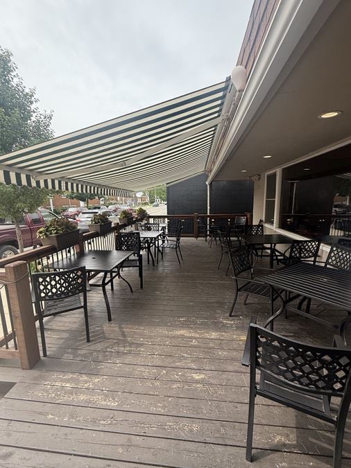 Gar's Lounge
