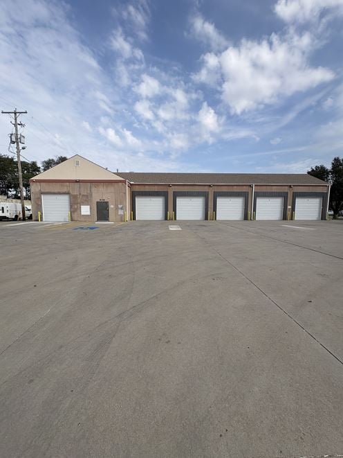 STORAGE/CONTRACTOR BAYS