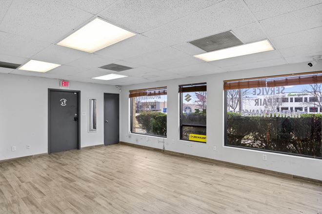Warehouse with retail exposure to lease