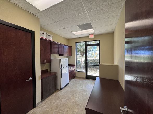 ±1,893 SF of Professional Office Space Off Ave 26