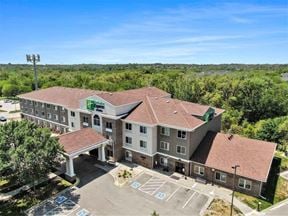 Holiday Inn Express & Suites Omaha 
