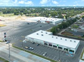 Oak Park Shopping Center: Highly-Visible Retail Suites for Lease