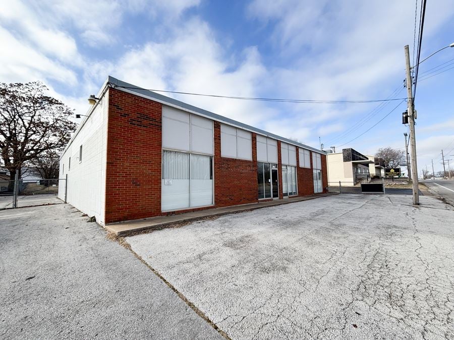 4,900 SF Shop Building for Lease with Fenced Yard