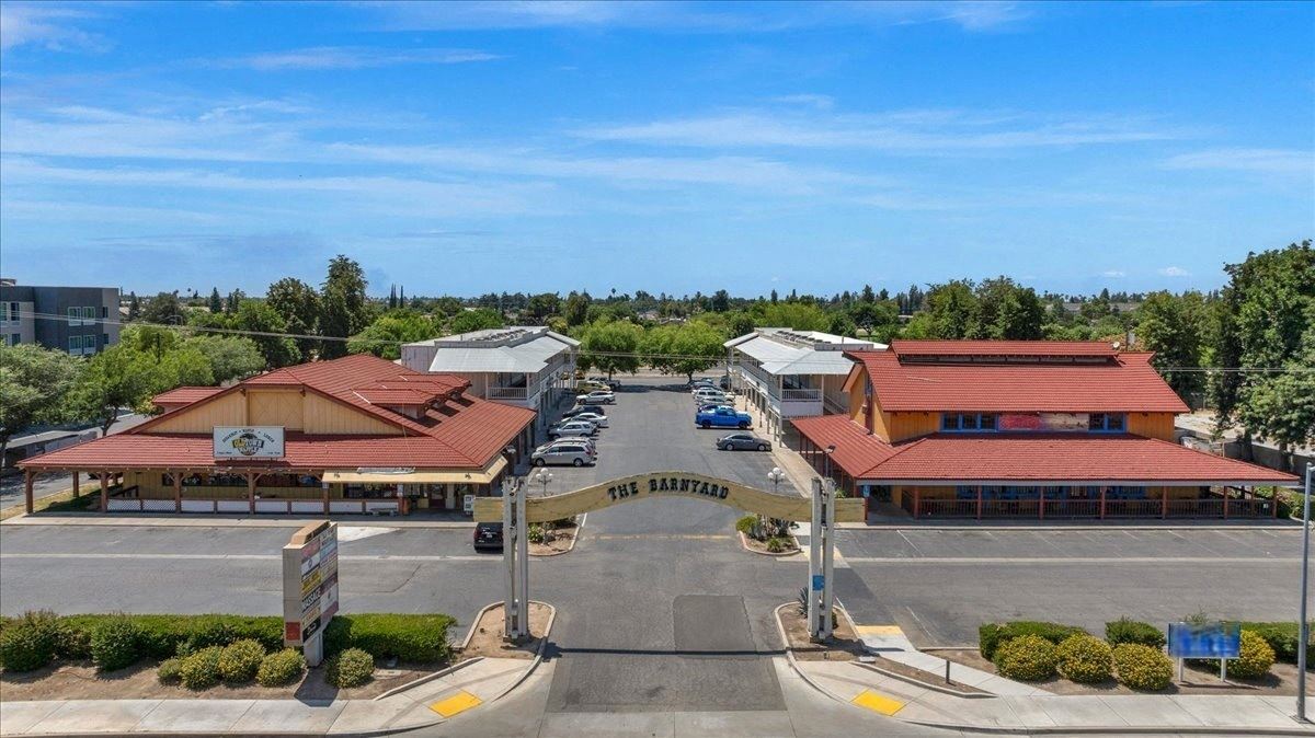 The Barnyard Shopping Center: Prime Retail Shop Space
