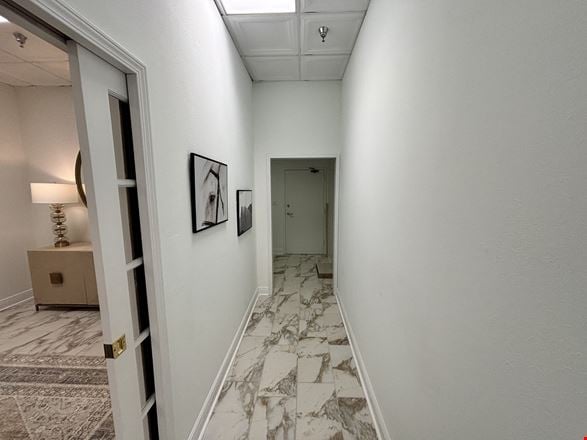 916 SF of Executive Office Space