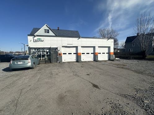 1423 South Park Ave - 1,620+/- SF Automotive/Used Car Lot
