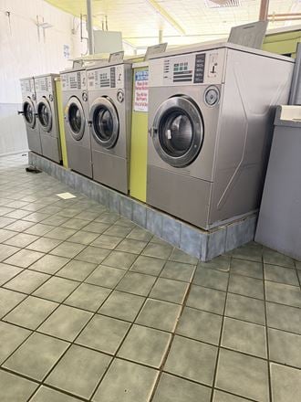 Washbrite Laundromat - 901 San Pedro Dr SE