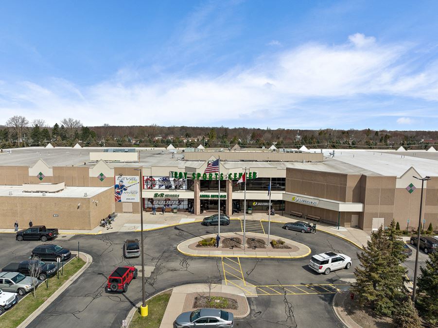 Buffalo Wild Wings Sports Center 1819 E Big Beaver Rd, Troy, MI