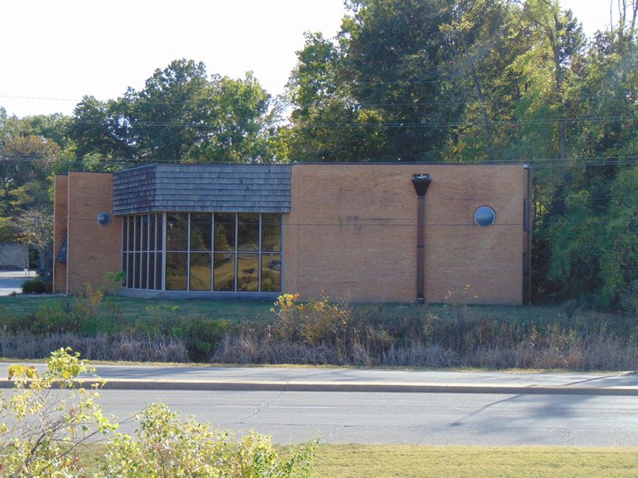 Parkway Building 2375 Homer Adams Parkway, Alton, IL Office Building