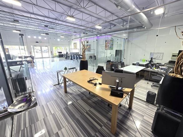 Freestanding Flex/Retail/Showroom