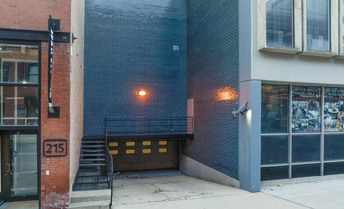 225 W Superior St