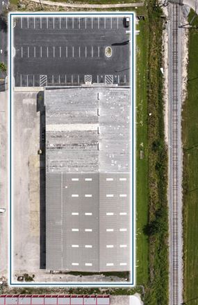 Commerce Point | ±31,250 SF Showroom & Warehouse