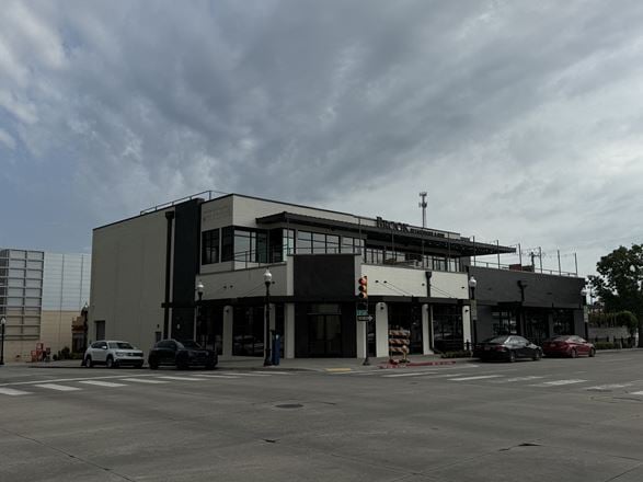201 E 2nd St - Mixed Use