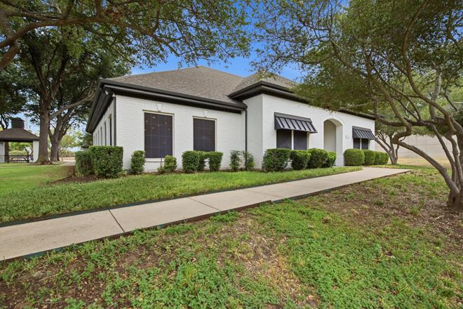 2555-2557 SW Grapevine Pkwy