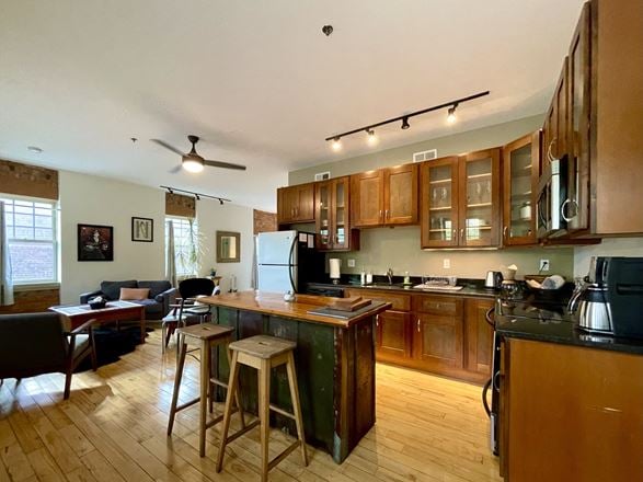 5 Walnut Wine Bar + 4 Residential Units (STR)