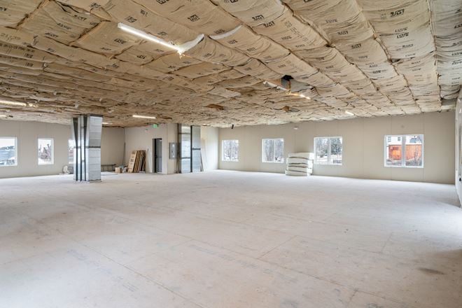 Retail space for lease with 31,000 VPD Visibility