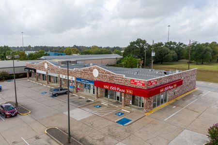 Retail Sublease Space available-signalized hard corner & Below market rent! - Tomball