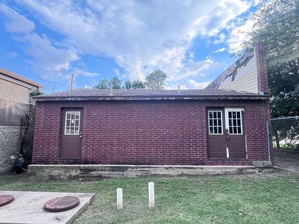 527 E Main St