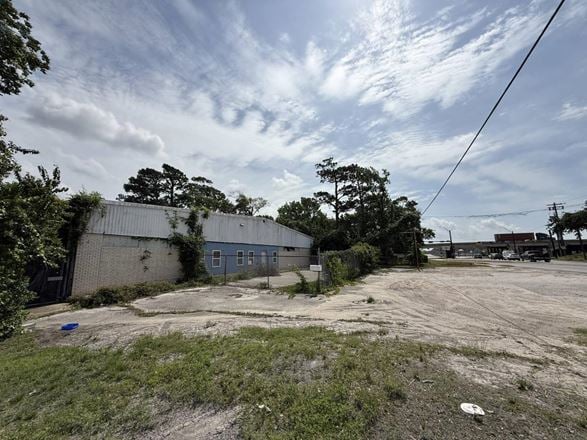 1922 W MAIN ST BAYTOWN TX- 6,250sf Flex Bldg, 0.88 Acre