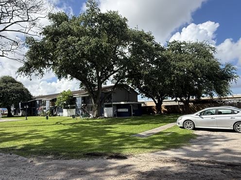 1101 E Main St, League City TX: 16 MULTI-FAMILY UNITS