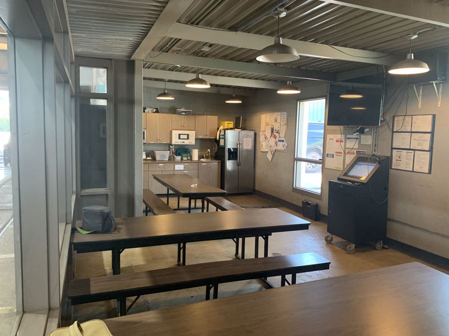 200/300 W. Walnut Street