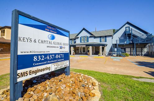 Office | 1 space available | 1400 sq. ft.