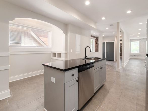 1029-1031 E Livingston Ave