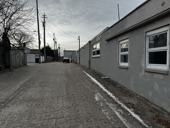 105 E Melvina St / 3888 N 1st St