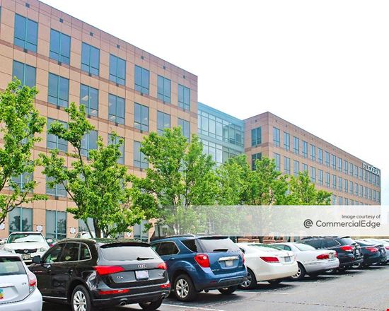 Hamilton Lakes Business Park - 300 Park Blvd