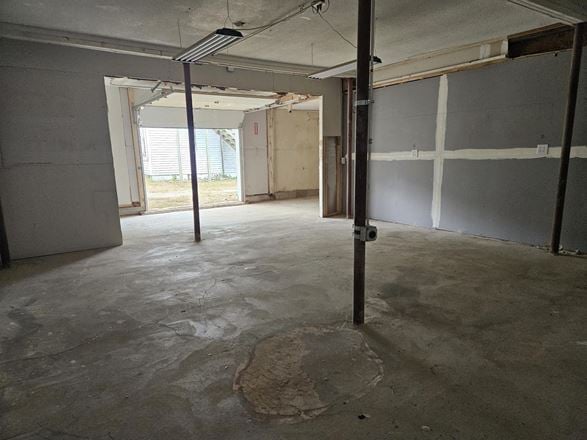 Retail Space w/Drive-In Bay For Lease