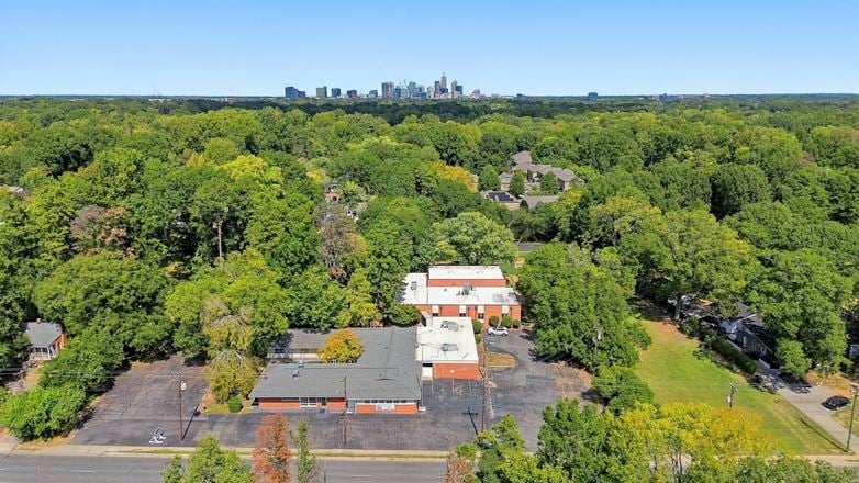 651 E Woodlawn Rd