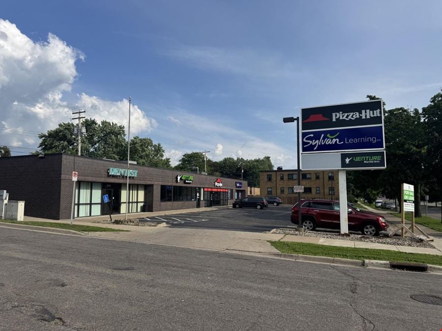 SUBLEASE. Highland Park - Snelling Avenue Retail Center