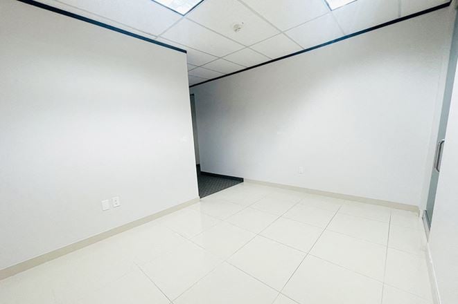 Workstyle Flexible Spaces - 8330-8360 Lyndon B Johnson Fwy