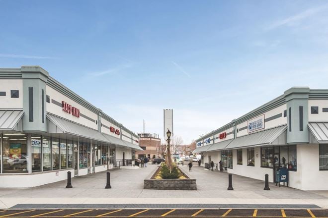 Glen Oaks Shopping Center | 25501-25927 Union Tpke