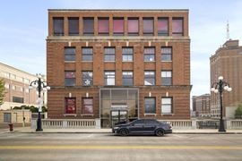31 W Downer Pl, Aurora, IL 60506