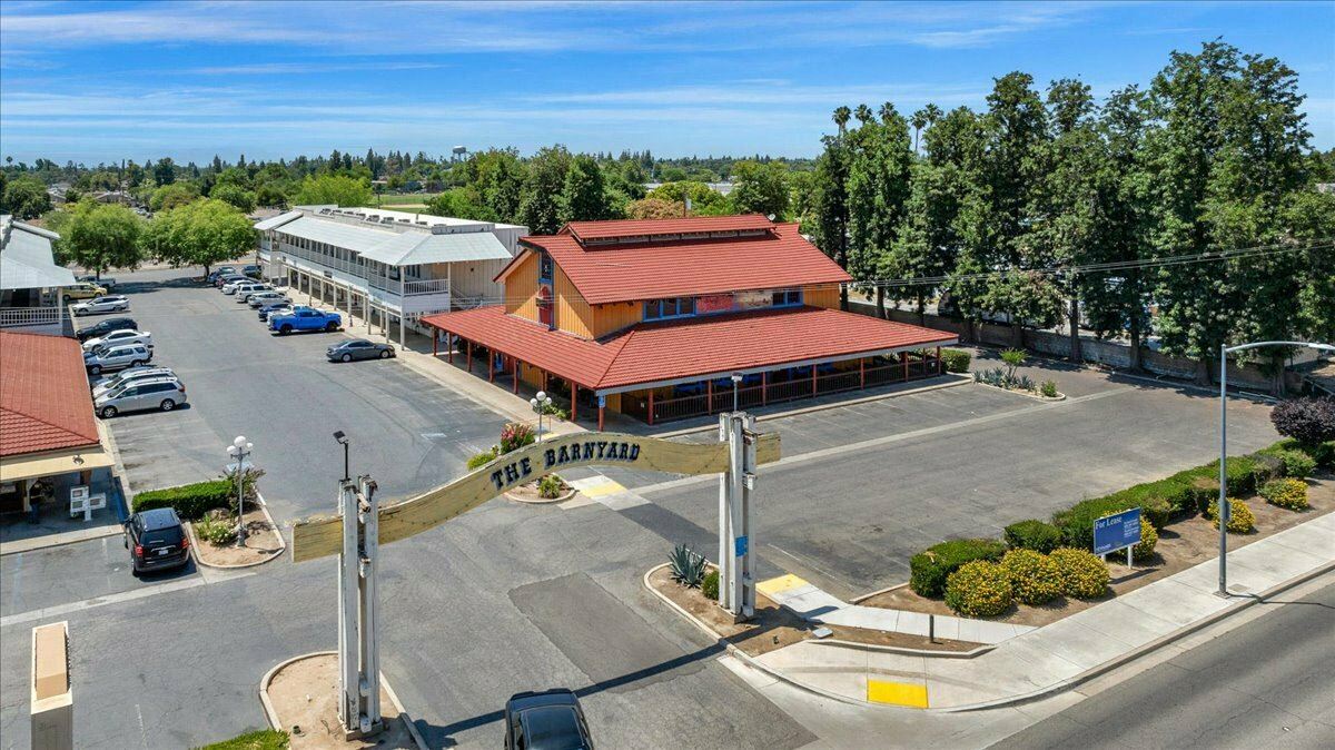 The Barnyard Shopping Center: Prime Retail Shop Space