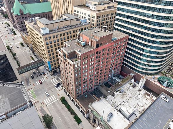 Lender Sale: Iconic Downtown Minneapolis High Rise