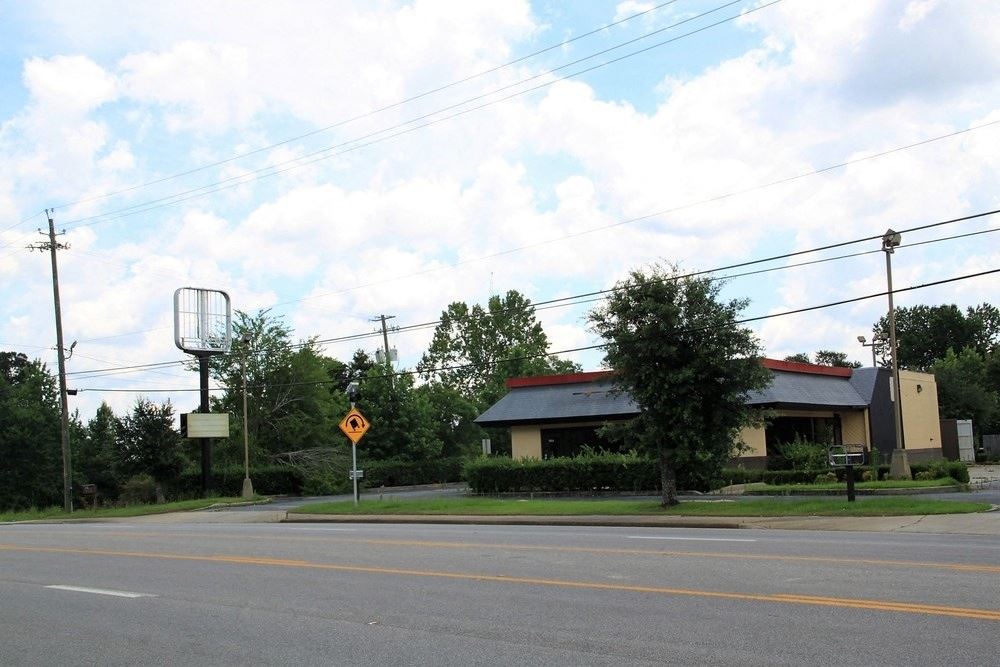 Freestanding Retail Building | Former Drive-Thru Restaurant | Century, FL