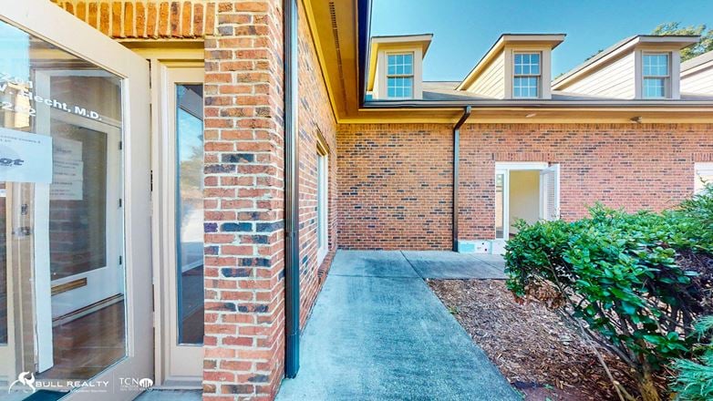 Move-In Ready ±1,200 SF Medical Office Suite For Lease